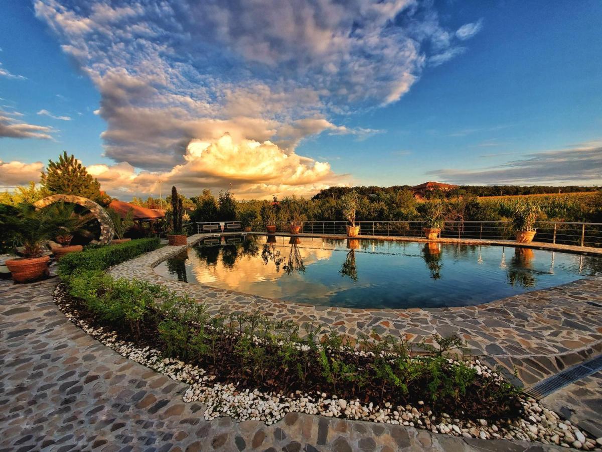 Country Spa Retreat Snagov Ngoại thất bức ảnh The "Blue Lake"