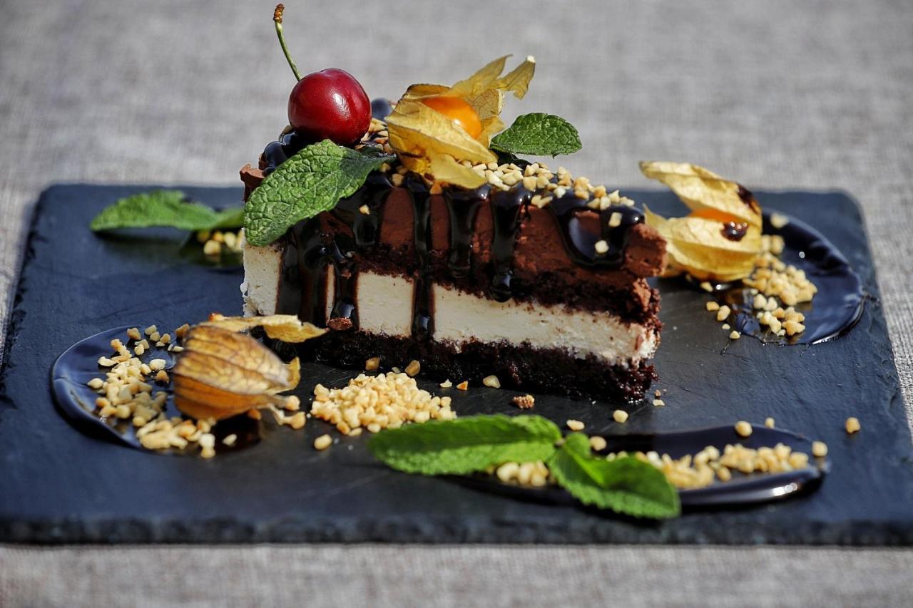 Country Spa Retreat Snagov Ngoại thất bức ảnh A chocolate cheesecake