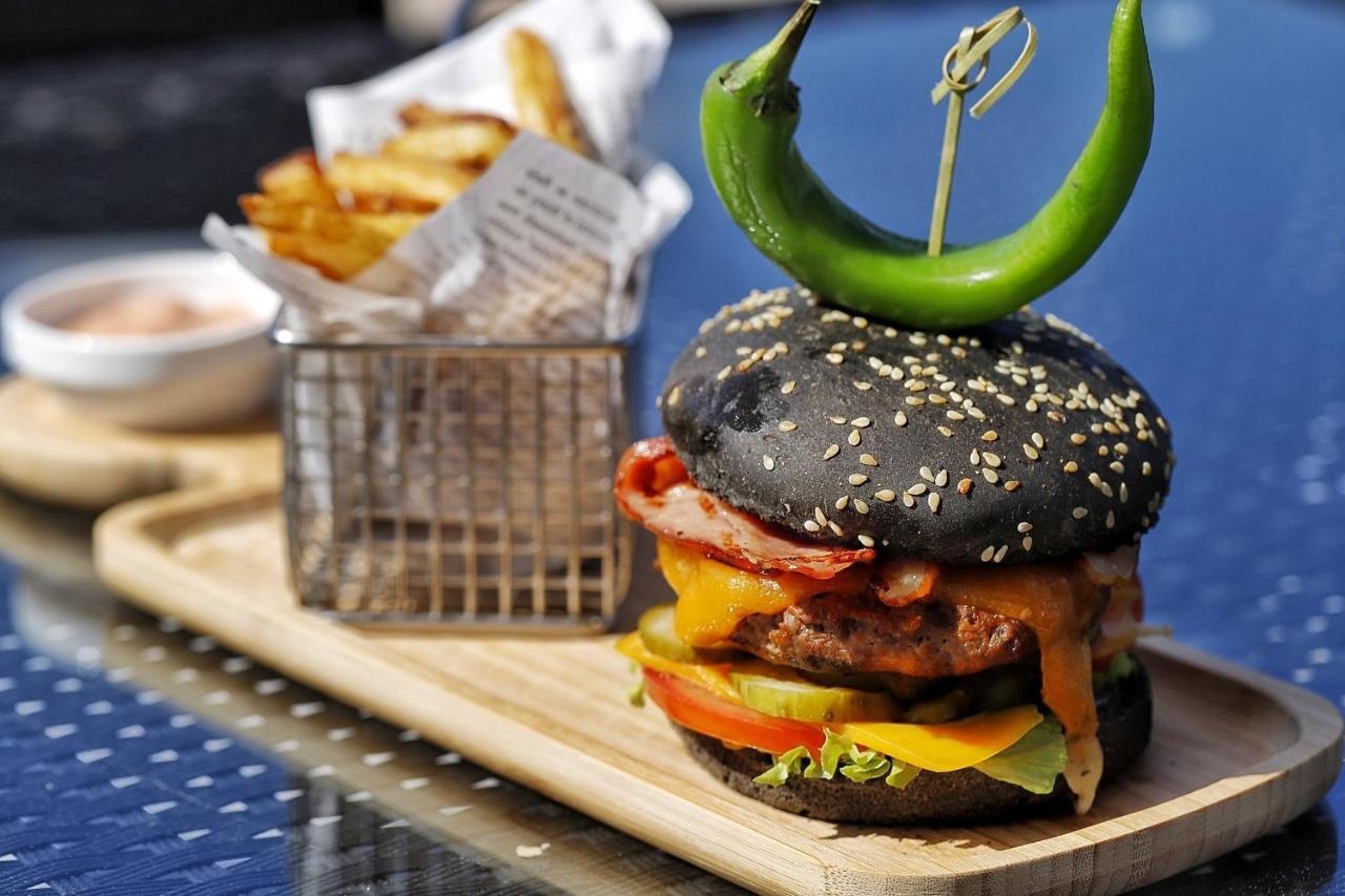Country Spa Retreat Snagov Ngoại thất bức ảnh A black bun hamburger