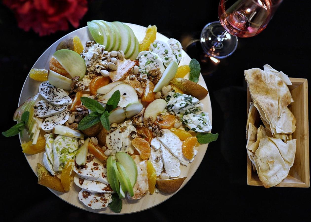 Country Spa Retreat Snagov Ngoại thất bức ảnh A cheese platter with a selection of cheeses and fruit