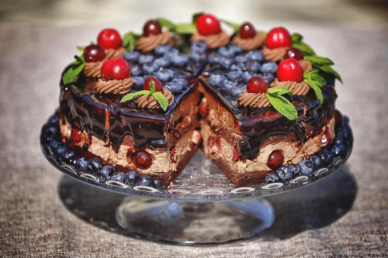 Country Spa Retreat Snagov Ngoại thất bức ảnh A chocolate cake