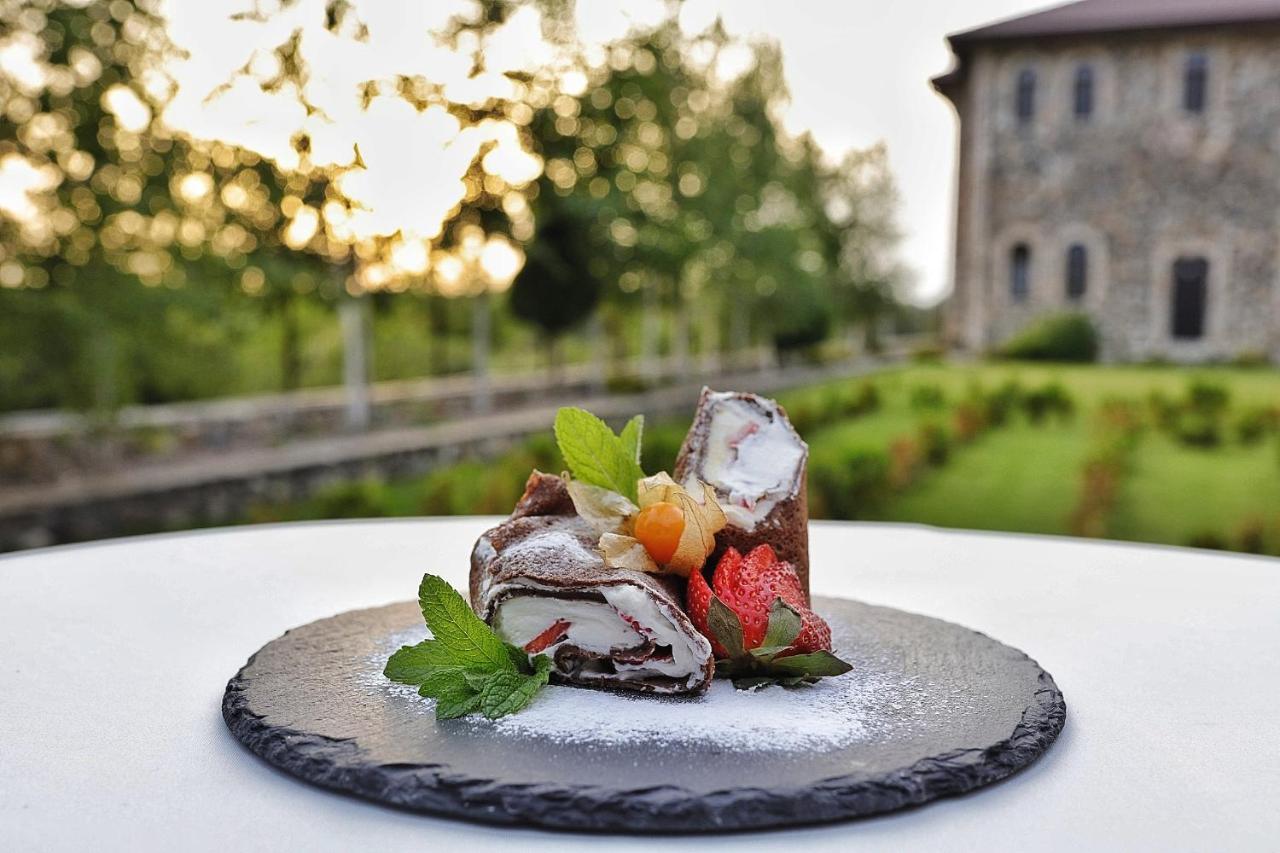 Country Spa Retreat Snagov Ngoại thất bức ảnh A chocolate dessert