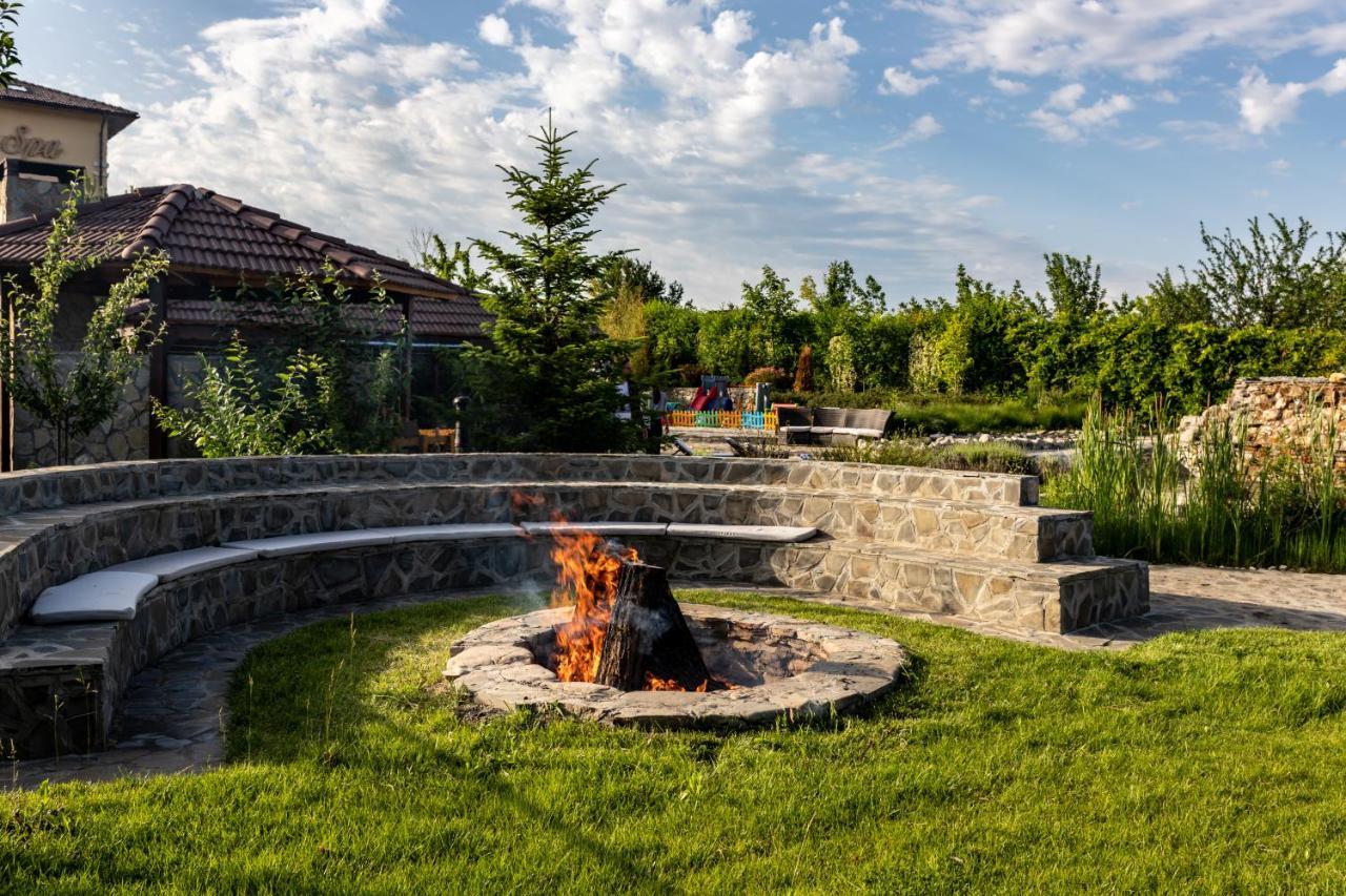 Country Spa Retreat Snagov Ngoại thất bức ảnh The amphitheater