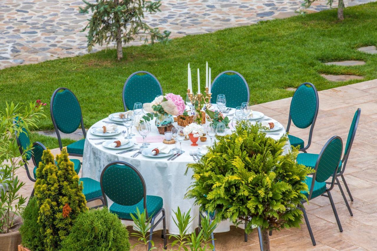 Country Spa Retreat Snagov Ngoại thất bức ảnh A table set for a wedding reception