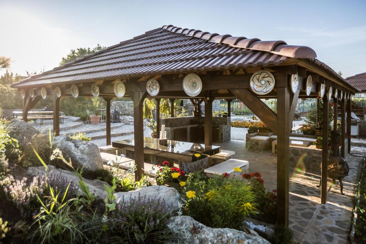 Country Spa Retreat Snagov Ngoại thất bức ảnh Pergola