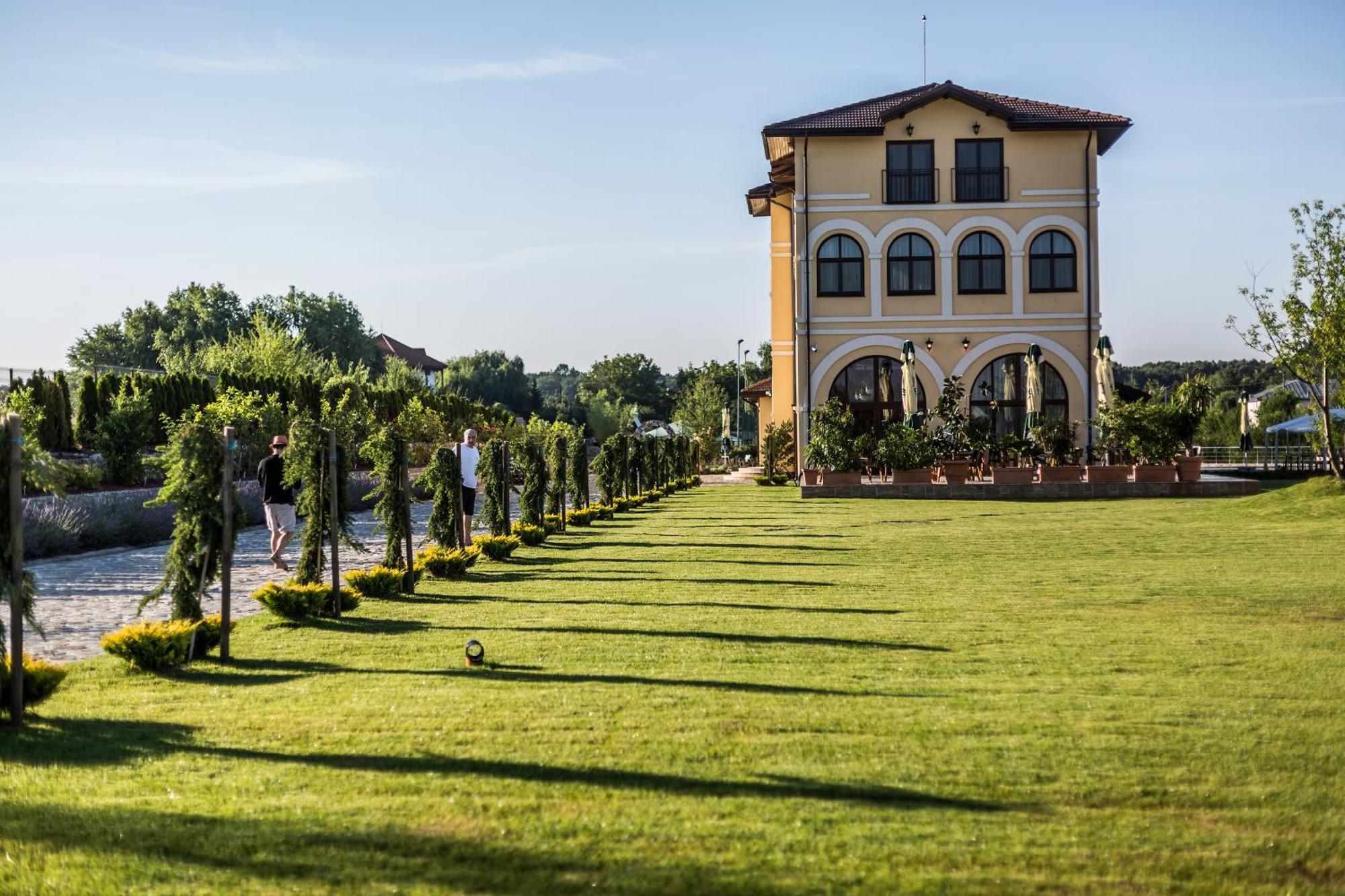 Country Spa Retreat Snagov Ngoại thất bức ảnh The station building
