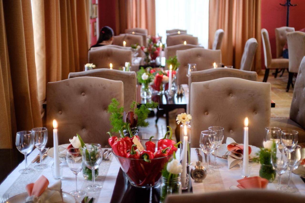 Country Spa Retreat Snagov Ngoại thất bức ảnh A table set for a dinner party