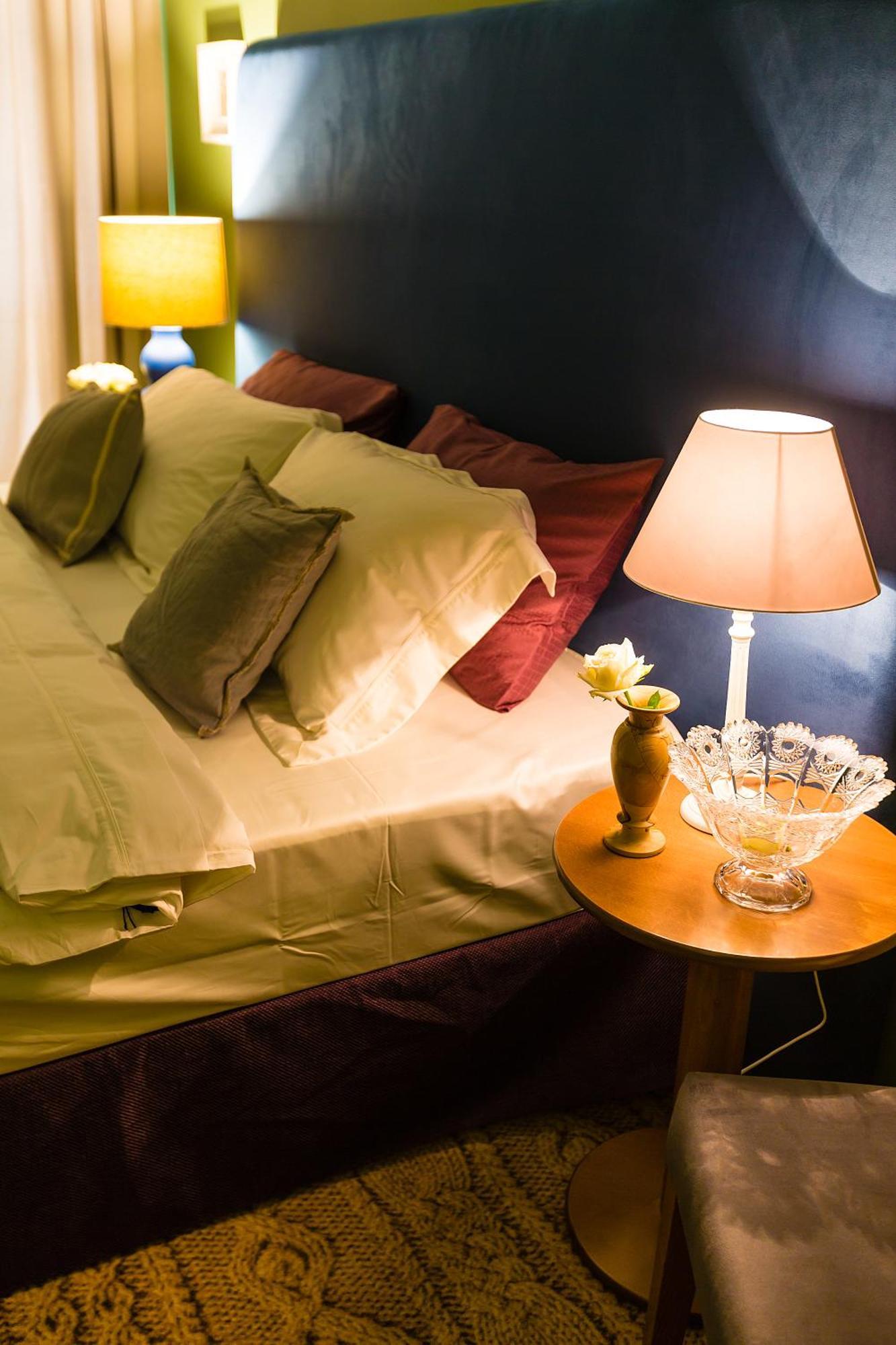 Country Spa Retreat Snagov Ngoại thất bức ảnh A bed with cushions