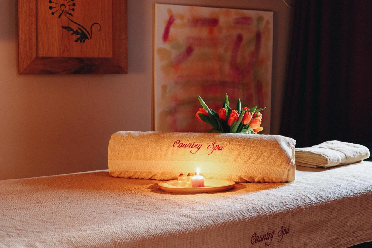 Country Spa Retreat Snagov Ngoại thất bức ảnh A spa treatment table