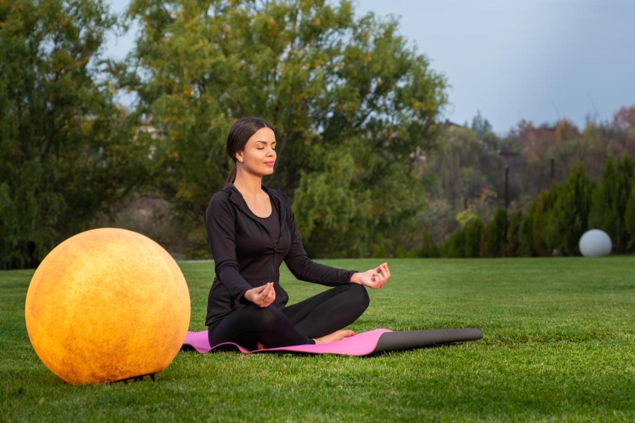 Country Spa Retreat Snagov Ngoại thất bức ảnh A woman meditating